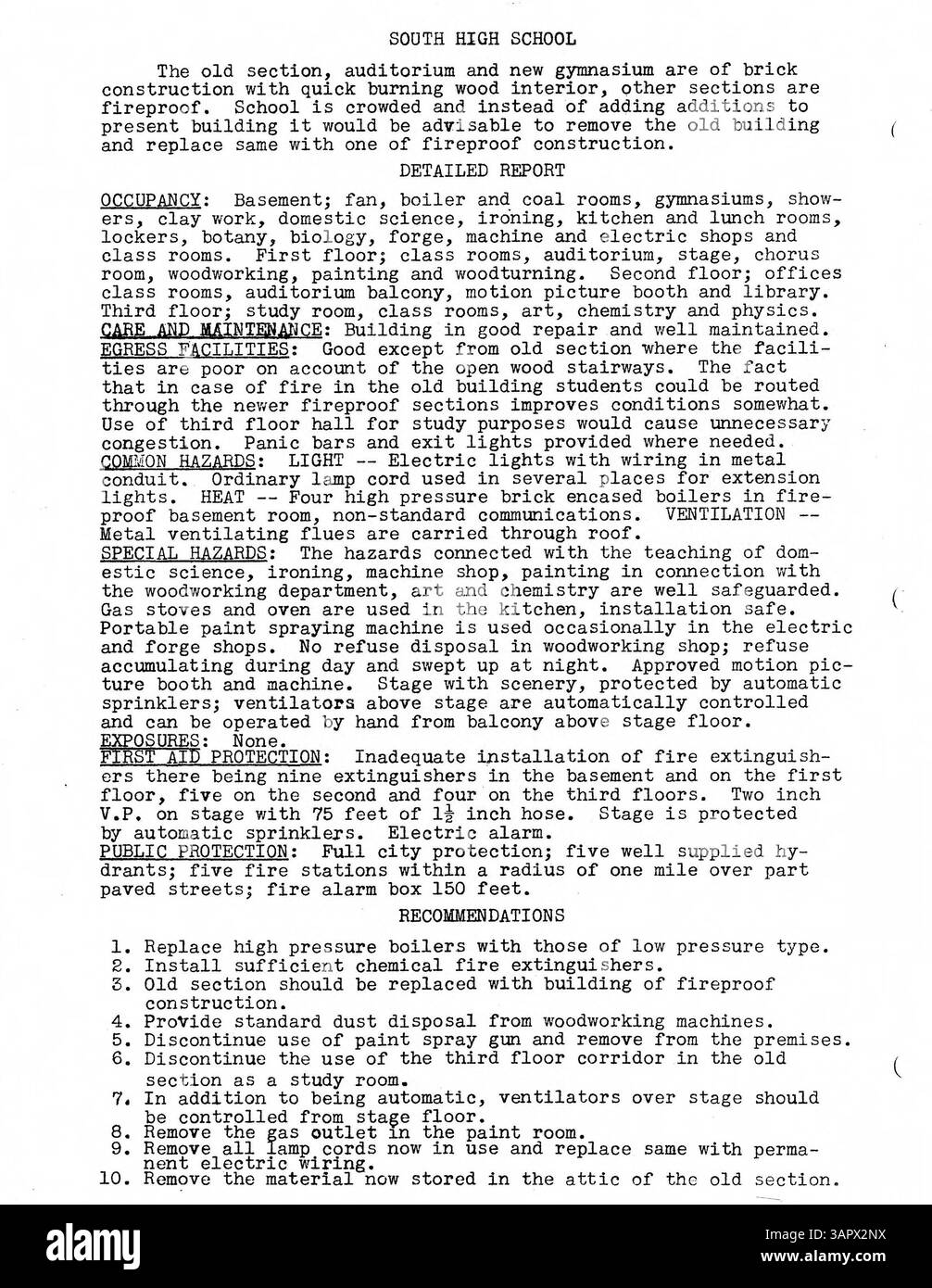 Der Fire Protection Engineering Report 1933 für Minneapolis Public Schools enthält die Ergebnisse der Inspektion durch das General Inspection Bureau. Es enthält detaillierte Berichte über die Feuerversicherung, Schulbaupläne, Fotos und historische Dokumente mit aktuellen Informationen zu neuen Schulgebäuden, darunter Folwell, Ramsey, Sheridan und Miller Vocational. Stockfoto