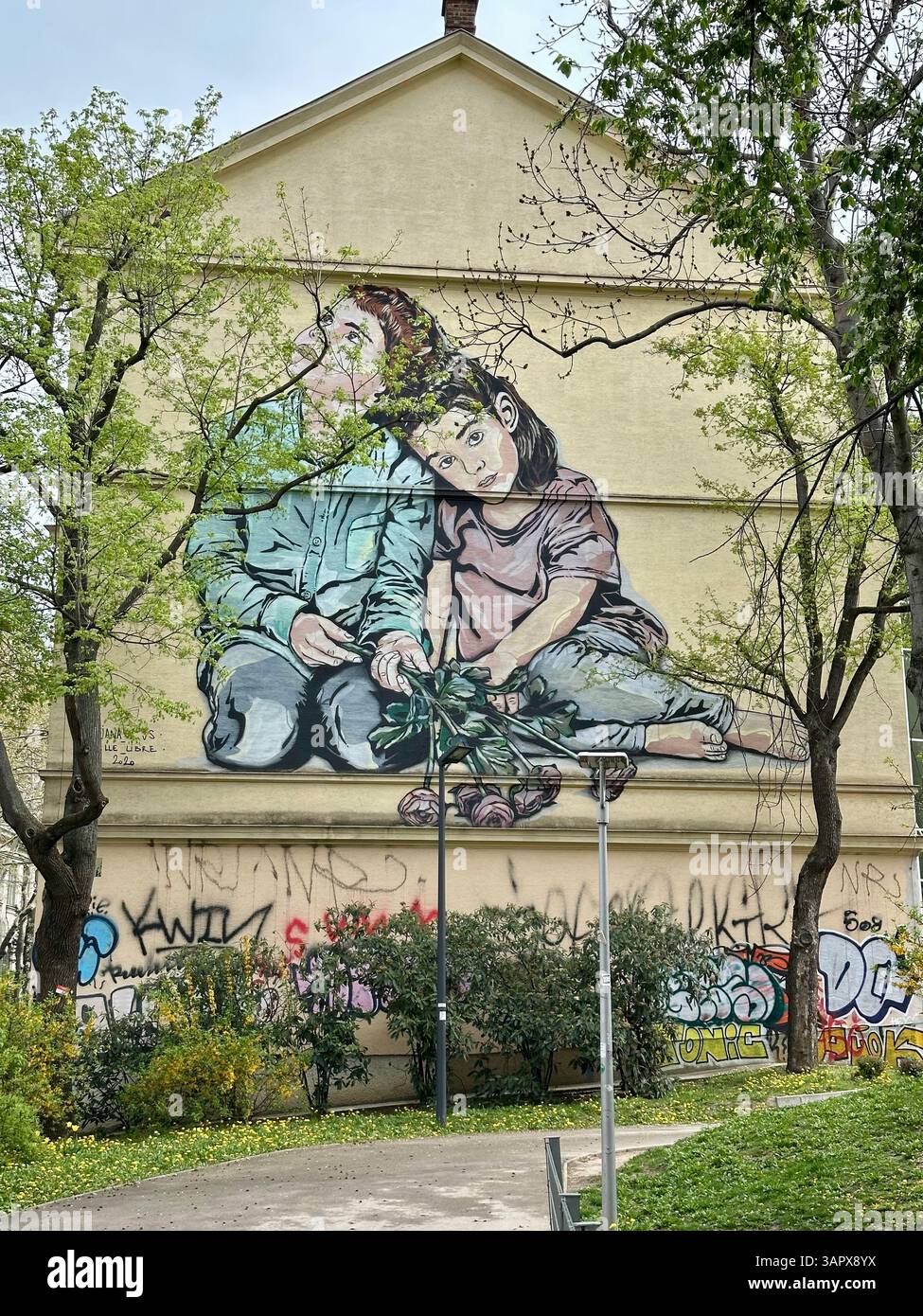 Wandgemälde Street Art of a Boy and a Girl von jana & js in der Währinger Straße 43, Wien, Österreich Stockfoto