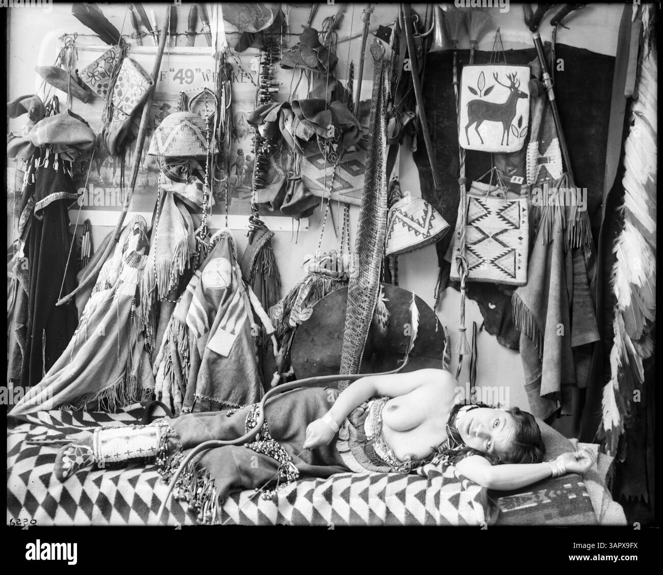 Diese Sammlung von Lee Moorhouse enthält Bilder indischer Insignien und Artefakte, die das kulturelle Erbe und die traditionelle Kleidung indianischer Stämme aus dem pazifischen Nordwesten zeigen. Stockfoto