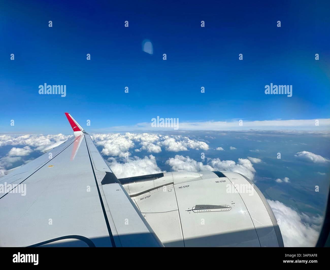 Blick vom linken Fenster auf einen airbus A320 NEO von Austrian Airways, blauer Himmel und weiße Wolken Stockfoto