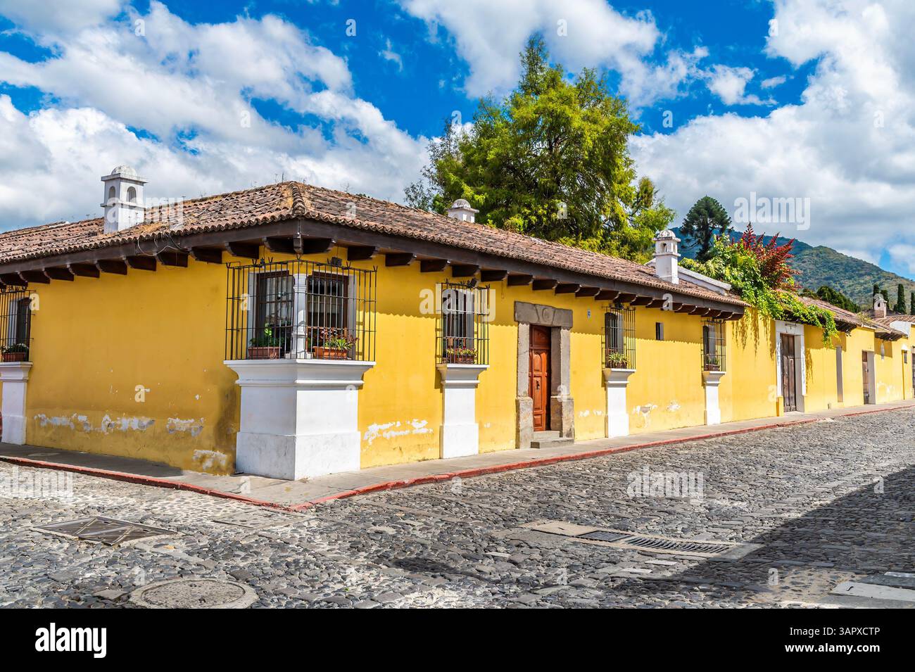 Ein Blick auf eine Kreuzung von bunten Straßen in Antigua in Guatemala im frühen Frühling Stockfoto