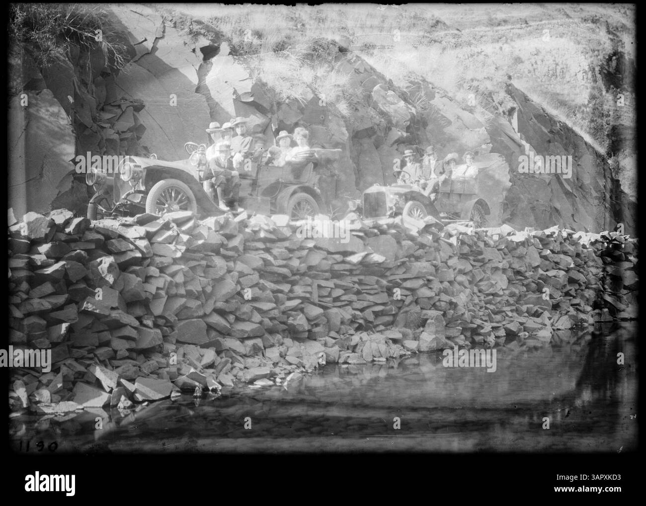 Foto von zwei Autos mit Gästen, die nach Bingham Springs reisen. Dieses Bild zeigt einen Moment des Reisens und gesellschaftlichen Lebens in der Region Oregon des frühen 20. Jahrhunderts. Stockfoto