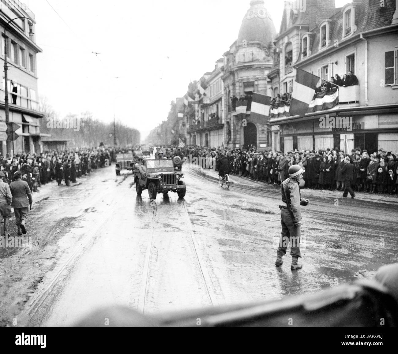 Französische Menschenmenge begrüßt Konvois der 28. US-Infanteriedivision, die nach ihrer Befreiung durch die Stadt ziehen, Colmar, Frankreich, US Army Signal Corps, 3. Februar 1945 Stockfoto