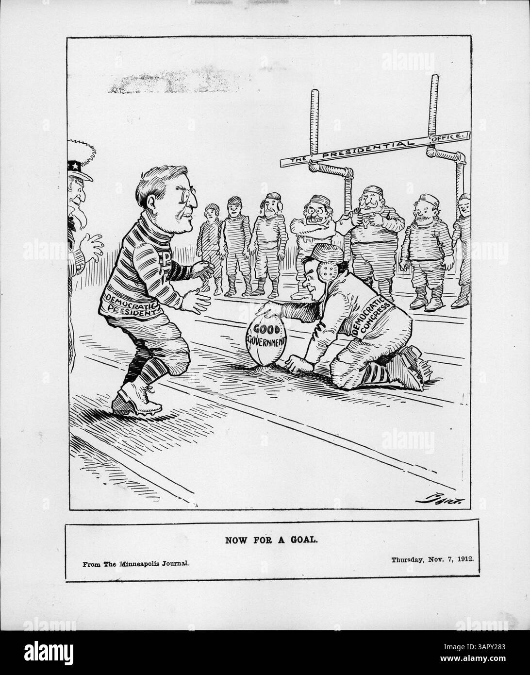 Ein politischer Cartoon, der Woodrow Wilson zeigt, wie er sich darauf vorbereitet, den „Fußball der Guten Regierung“ durch die Torpfosten des Präsidentenamtes zu treten, während Präsident Taft und Theodore Roosevelt von der Seitenlinie aus zusehen. Stockfoto Ein politischer Cartoon, der Woodrow Wilson zeigt, wie er sich darauf vorbereitet, den „Fußball der Guten Regierung“ durch die Torpfosten des Präsidentenamtes zu treten, während Präsident Taft und Theodore Roosevelt von der Seitenlinie aus zusehen. Stockfoto