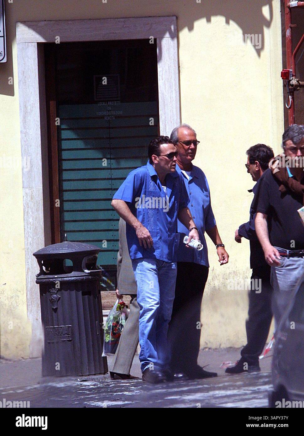 JANUAR 2011 - EXKLUSIV. MATT DILLON. SHOPPING IN ROM...amerikanischer Schauspieler ist für einen kurzen Aufenthalt in Italien. Nach einigen Tagen in Mailand, wo er an der Verleihung der italienischen TV-Oscars teilnahm, zog er nach Rom. In Begleitung eines Freundes ging er zum Einkaufen in Bruno Maglis Boutique, um ein neues Paar modische Schuhe zu kaufen, wie auch sein Freund, der sie sofort auf der Straße umtauschte, ohne zu warten, zurück zum Hotel zu gehen. CREDIT MASSIMO STANCANELLI/PHOTOMEDIA/(Credit Image: © Globe Photos/ZUMAPRESS.com) Stockfoto