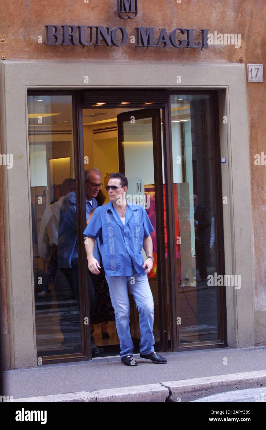 JANUAR 2011 - EXKLUSIV. MATT DILLON. SHOPPING IN ROM...amerikanischer Schauspieler ist für einen kurzen Aufenthalt in Italien. Nach einigen Tagen in Mailand, wo er an der Verleihung der italienischen TV-Oscars teilnahm, zog er nach Rom. In Begleitung eines Freundes ging er zum Einkaufen in Bruno Maglis Boutique, um ein neues Paar modische Schuhe zu kaufen, wie auch sein Freund, der sie sofort auf der Straße umtauschte, ohne zu warten, zurück zum Hotel zu gehen. CREDIT MASSIMO STANCANELLI/PHOTOMEDIA/(Credit Image: © Globe Photos/ZUMAPRESS.com) Stockfoto