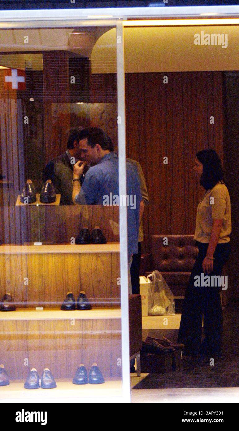 JANUAR 2011 - EXKLUSIV. MATT DILLON. SHOPPING IN ROM...amerikanischer Schauspieler ist für einen kurzen Aufenthalt in Italien. Nach einigen Tagen in Mailand, wo er an der Verleihung der italienischen TV-Oscars teilnahm, zog er nach Rom. In Begleitung eines Freundes ging er zum Einkaufen in Bruno Maglis Boutique, um ein neues Paar modische Schuhe zu kaufen, wie auch sein Freund, der sie sofort auf der Straße umtauschte, ohne zu warten, zurück zum Hotel zu gehen. CREDIT MASSIMO STANCANELLI/PHOTOMEDIA/(Credit Image: © Globe Photos/ZUMAPRESS.com) Stockfoto