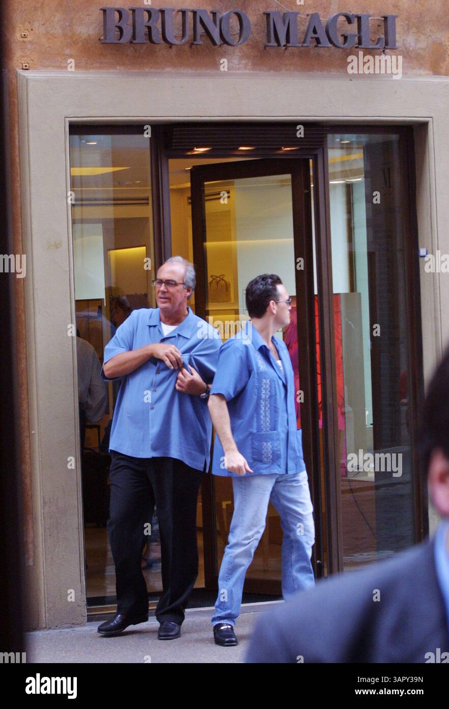 JANUAR 2011 - EXKLUSIV. MATT DILLON. SHOPPING IN ROM...amerikanischer Schauspieler ist für einen kurzen Aufenthalt in Italien. Nach einigen Tagen in Mailand, wo er an der Verleihung der italienischen TV-Oscars teilnahm, zog er nach Rom. In Begleitung eines Freundes ging er zum Einkaufen in Bruno Maglis Boutique, um ein neues Paar modische Schuhe zu kaufen, wie auch sein Freund, der sie sofort auf der Straße umtauschte, ohne zu warten, zurück zum Hotel zu gehen. CREDIT MASSIMO STANCANELLI/PHOTOMEDIA/(Credit Image: © Globe Photos/ZUMAPRESS.com) Stockfoto