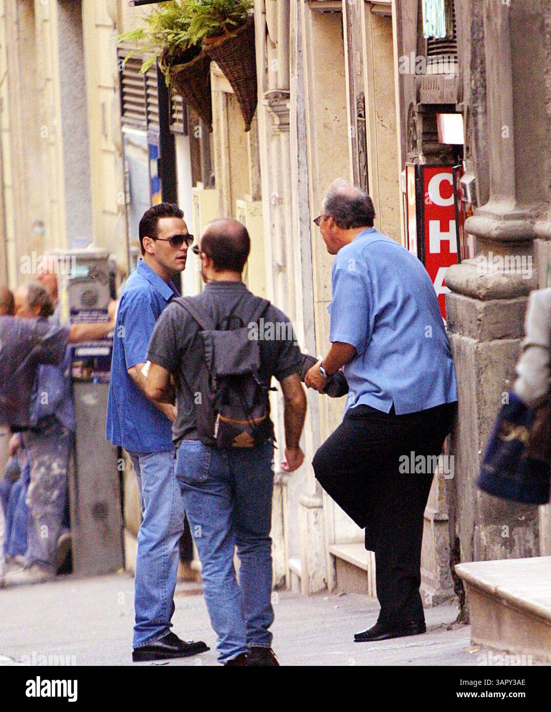 JANUAR 2011 - EXKLUSIV. MATT DILLON. SHOPPING IN ROM...amerikanischer Schauspieler ist für einen kurzen Aufenthalt in Italien. Nach einigen Tagen in Mailand, wo er an der Verleihung der italienischen TV-Oscars teilnahm, zog er nach Rom. In Begleitung eines Freundes ging er zum Einkaufen in Bruno Maglis Boutique, um ein neues Paar modische Schuhe zu kaufen, wie auch sein Freund, der sie sofort auf der Straße umtauschte, ohne zu warten, zurück zum Hotel zu gehen. CREDIT MASSIMO STANCANELLI/PHOTOMEDIA/(Credit Image: © Globe Photos/ZUMAPRESS.com) Stockfoto