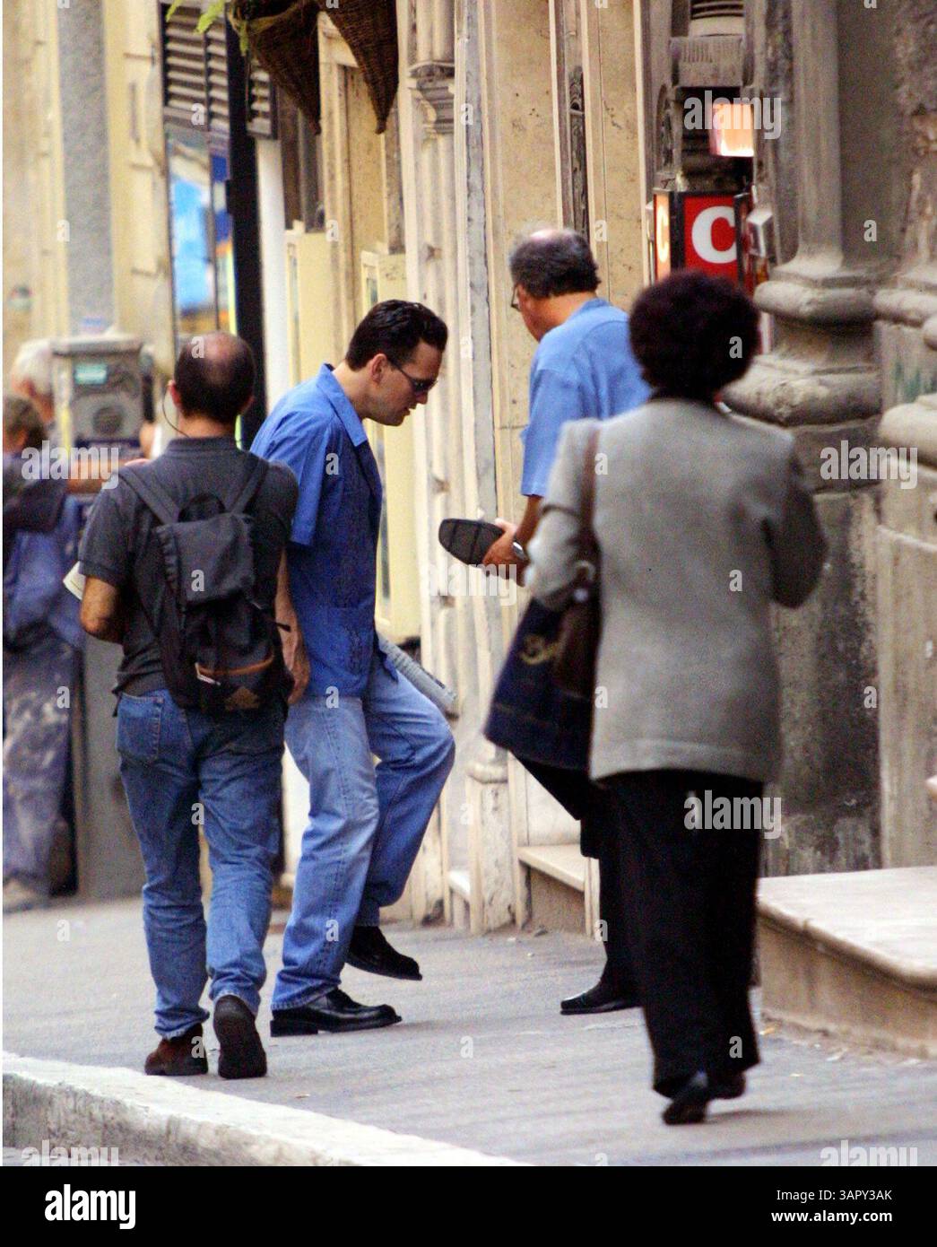 JANUAR 2011 - EXKLUSIV. MATT DILLON. SHOPPING IN ROM...amerikanischer Schauspieler ist für einen kurzen Aufenthalt in Italien. Nach einigen Tagen in Mailand, wo er an der Verleihung der italienischen TV-Oscars teilnahm, zog er nach Rom. In Begleitung eines Freundes ging er zum Einkaufen in Bruno Maglis Boutique, um ein neues Paar modische Schuhe zu kaufen, wie auch sein Freund, der sie sofort auf der Straße umtauschte, ohne zu warten, zurück zum Hotel zu gehen. CREDIT MASSIMO STANCANELLI/PHOTOMEDIA/(Credit Image: © Globe Photos/ZUMAPRESS.com) Stockfoto