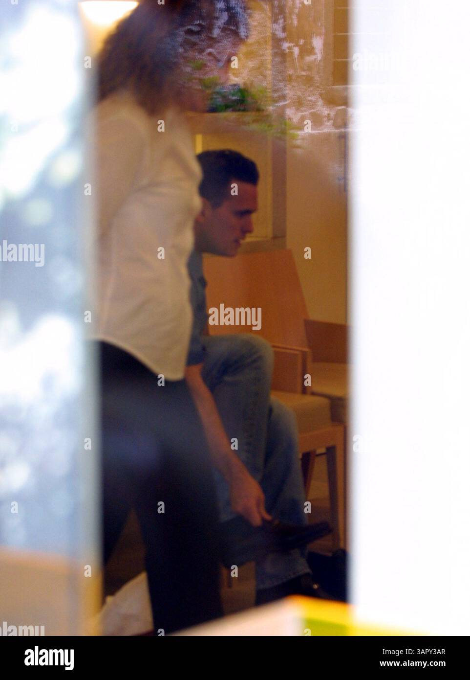 JANUAR 2011 - EXKLUSIV. MATT DILLON. SHOPPING IN ROM...amerikanischer Schauspieler ist für einen kurzen Aufenthalt in Italien. Nach einigen Tagen in Mailand, wo er an der Verleihung der italienischen TV-Oscars teilnahm, zog er nach Rom. In Begleitung eines Freundes ging er zum Einkaufen in Bruno Maglis Boutique, um ein neues Paar modische Schuhe zu kaufen, wie auch sein Freund, der sie sofort auf der Straße umtauschte, ohne zu warten, zurück zum Hotel zu gehen. CREDIT MASSIMO STANCANELLI/PHOTOMEDIA/(Credit Image: © Globe Photos/ZUMAPRESS.com) Stockfoto