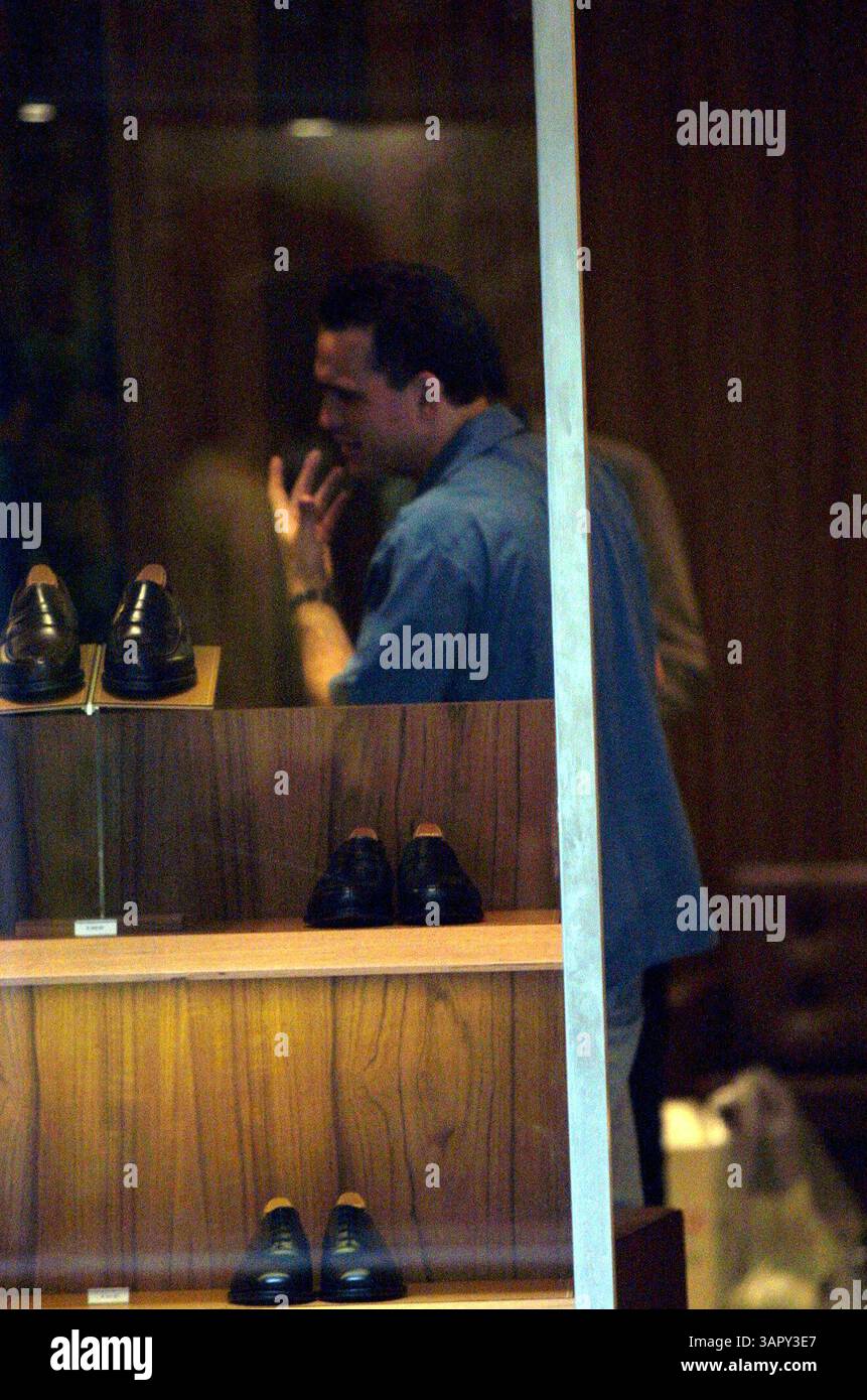 JANUAR 2011 - EXKLUSIV. MATT DILLON. SHOPPING IN ROM...amerikanischer Schauspieler ist für einen kurzen Aufenthalt in Italien. Nach einigen Tagen in Mailand, wo er an der Verleihung der italienischen TV-Oscars teilnahm, zog er nach Rom. In Begleitung eines Freundes ging er zum Einkaufen in Bruno Maglis Boutique, um ein neues Paar modische Schuhe zu kaufen, wie auch sein Freund, der sie sofort auf der Straße umtauschte, ohne zu warten, zurück zum Hotel zu gehen. CREDIT MASSIMO STANCANELLI/PHOTOMEDIA/(Credit Image: © Globe Photos/ZUMAPRESS.com) Stockfoto