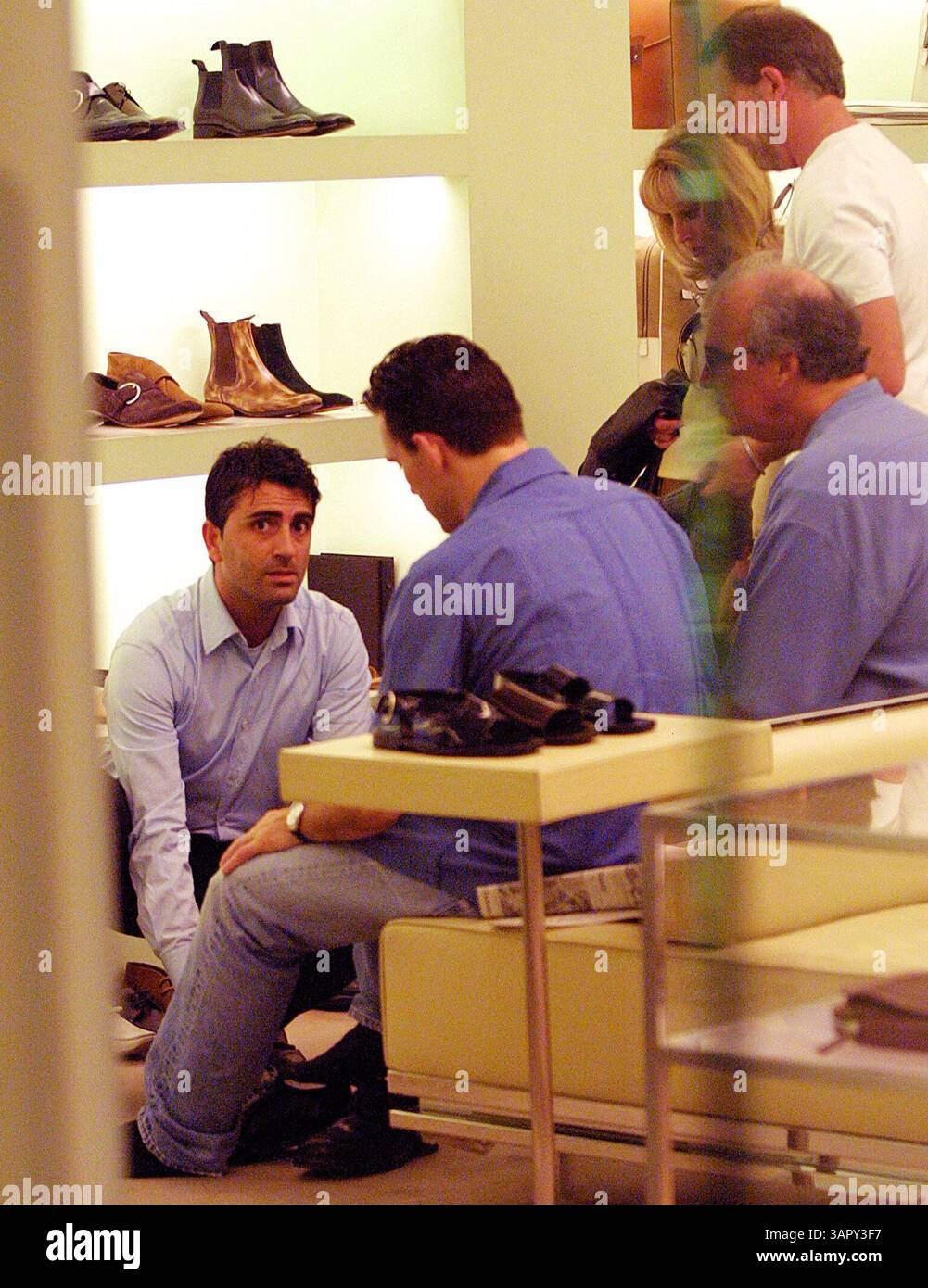 JANUAR 2011 - EXKLUSIV. MATT DILLON. SHOPPING IN ROM...amerikanischer Schauspieler ist für einen kurzen Aufenthalt in Italien. Nach einigen Tagen in Mailand, wo er an der Verleihung der italienischen TV-Oscars teilnahm, zog er nach Rom. In Begleitung eines Freundes ging er zum Einkaufen in Bruno Maglis Boutique, um ein neues Paar modische Schuhe zu kaufen, wie auch sein Freund, der sie sofort auf der Straße umtauschte, ohne zu warten, zurück zum Hotel zu gehen. CREDIT MASSIMO STANCANELLI/PHOTOMEDIA/(Credit Image: © Globe Photos/ZUMAPRESS.com) Stockfoto