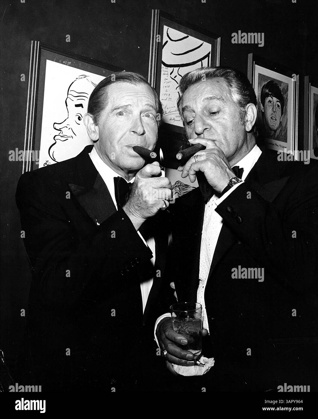 JANUAR 2011 - A4043-2. MILTON BERLE MIT DANNY THOMAS RAUCHENDEN ZIGARREN. BEREITGESTELLT VON (Credit Image: © Globe Photos/ZUMAPRESS.com) Stockfoto