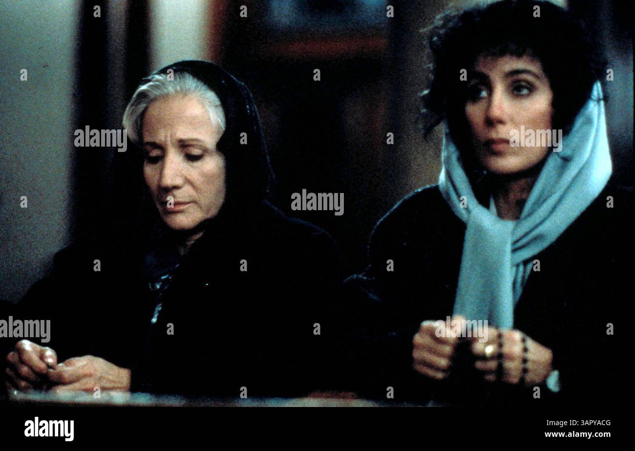 Januar 2011 - „MOONSTRUCK“. CHER UND OLYMPIA DUKAKIS. BEREITGESTELLT VON 1988.OLYMPIADUKAKISRETRO(Kreditbild: © Globe Photos/ZUMAPRESS.com) Stockfoto