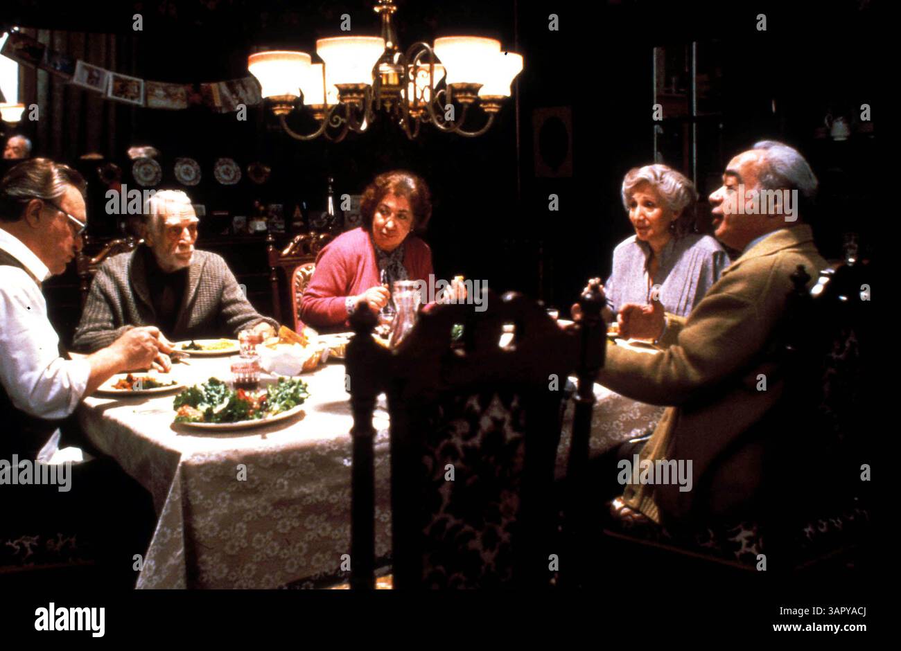 Januar 2011 - „MOONSTRUCK“. CHER UND OLYMPIA DUKAKIS. BEREITGESTELLT VON 1988.OLYMPIADUKAKISRETRO(Kreditbild: © Globe Photos/ZUMAPRESS.com) Stockfoto