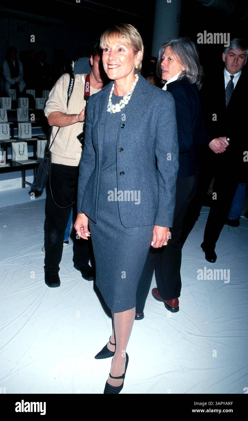 JANUAR 2011 - K21126RHART SD02/16/01.CALVIN KLEIN HERBST 2001 MODENSCHAU, NYC..MRS. BARRY SCHWARTZ. ROSE HARTMAN. (Kreditbild: © Globe Photos/ZUMAPRESS.com) Stockfoto