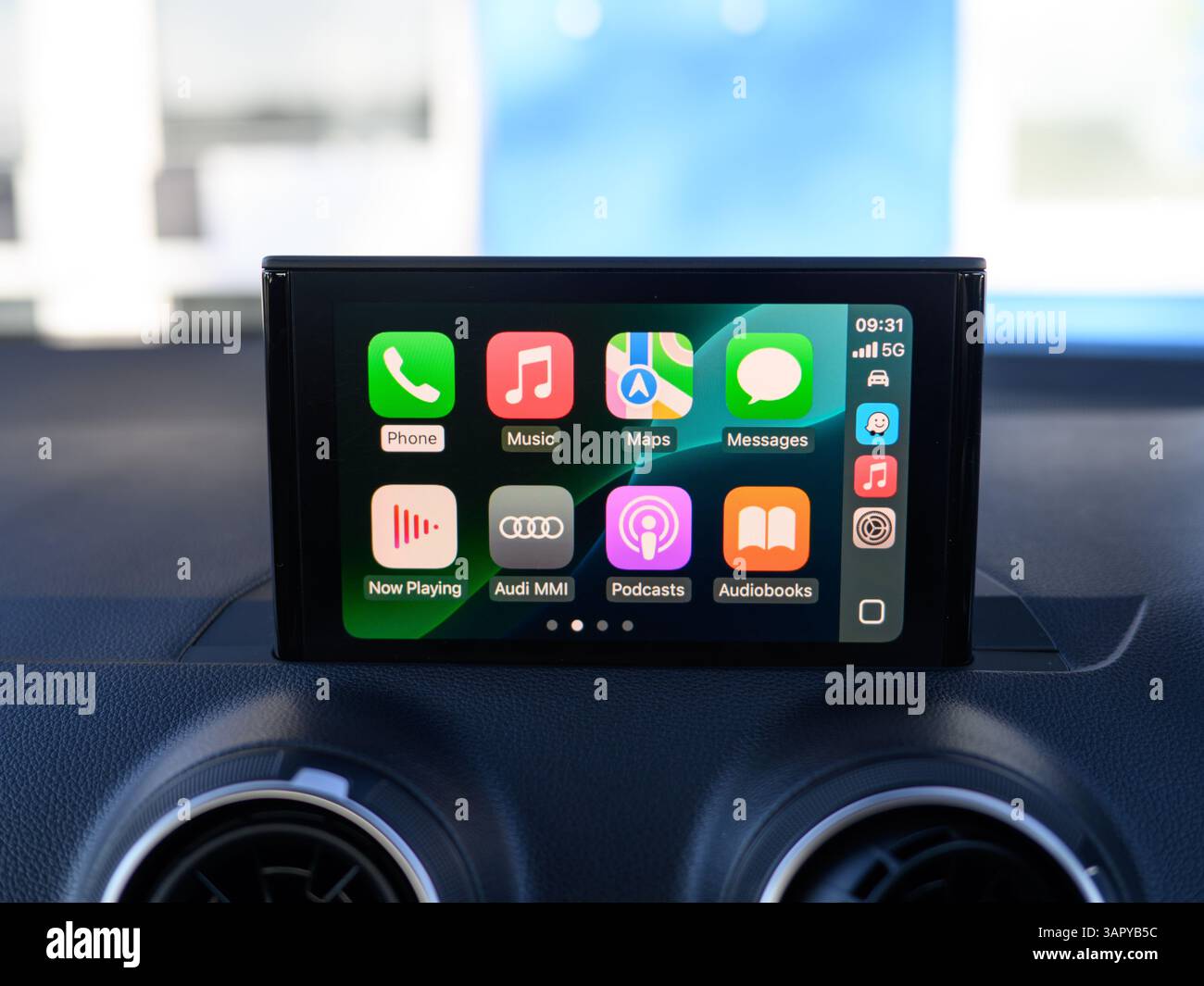 Apple CarPlay auf einem Infotainment-Bildschirm Stockfoto