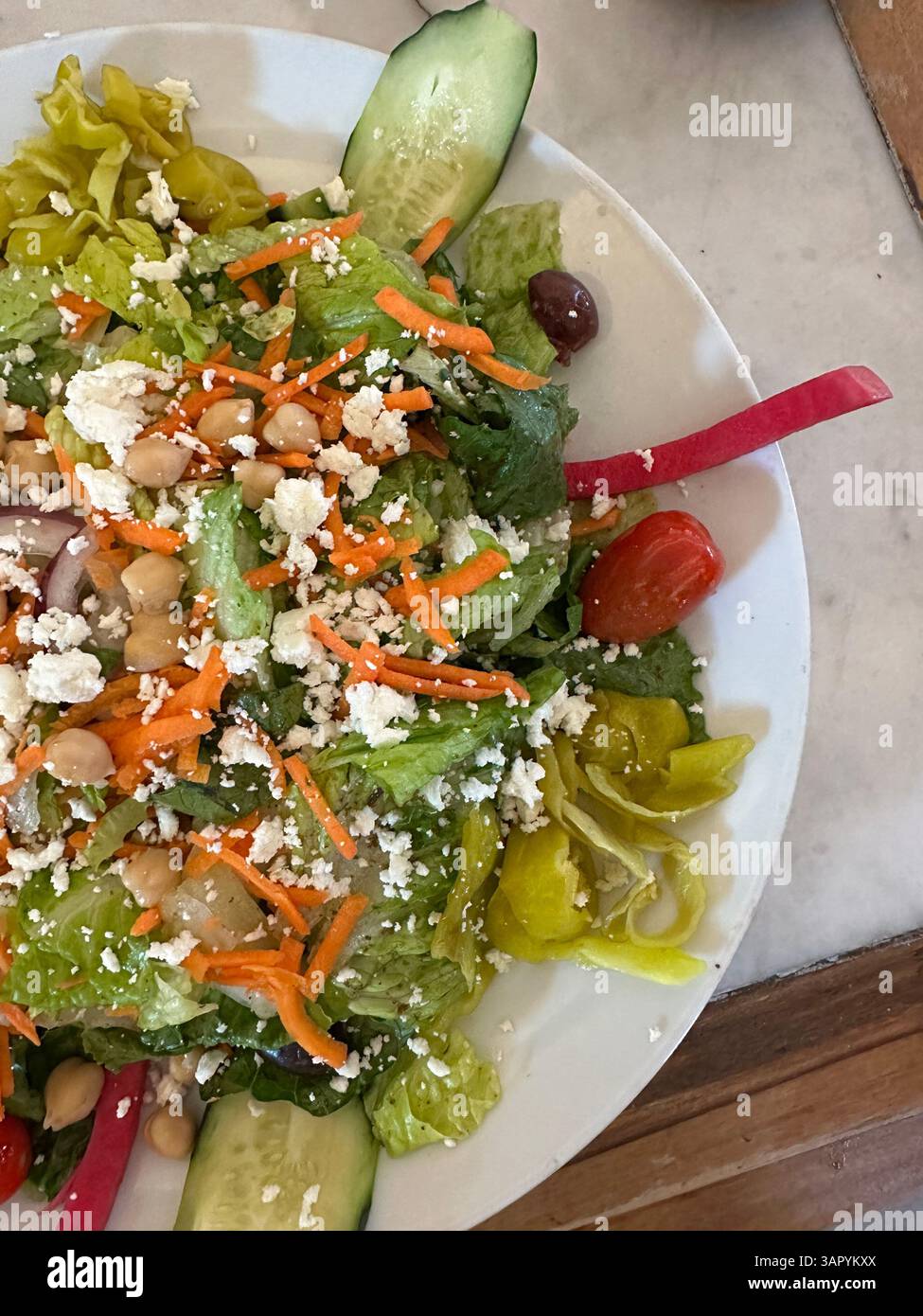 Köstlicher und farbenfroher Salat - Smartphone-aufgenommenes Stockfoto