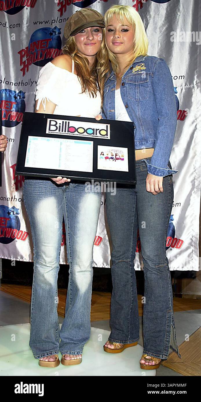 1. JANUAR 2011 - K26220JKRON SD0917.POP-GRUPPE ''KEINE GEHEIMNISSE''. ERINNERT AN DEN ERSTEN PLATZ DER BILLBOARD-ZEITSCHRIFT „HEATSEEKERS“. PLANET HOLLYWOOD TIMES SQUARE/NYC. JOHN KRONDES/ 2002(Bild: © Globe Photos/ZUMAPRESS.com) Stockfoto