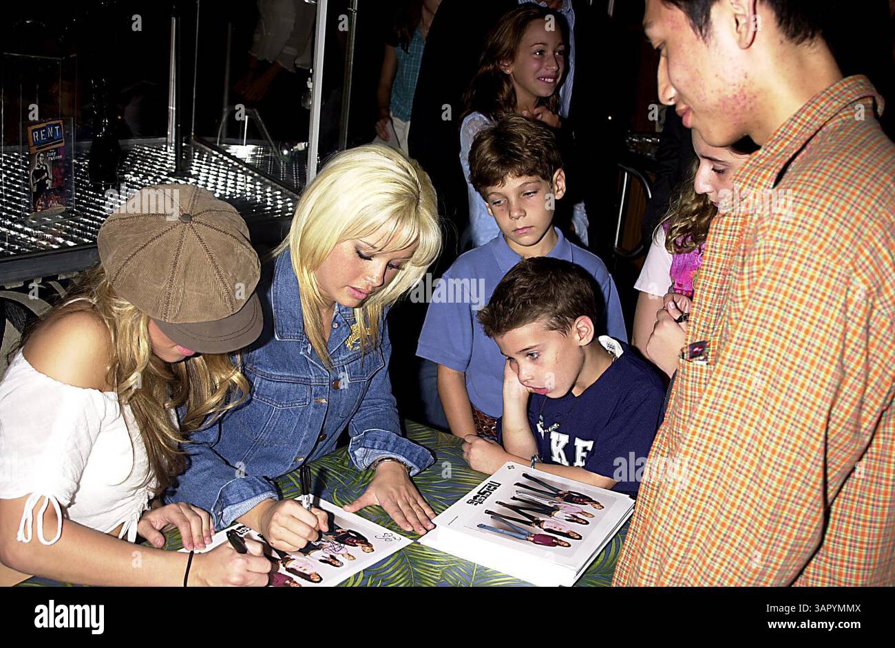 1. JANUAR 2011 - K26220JKRON SD0917.POP-GRUPPE ''KEINE GEHEIMNISSE''. ERINNERT AN DEN ERSTEN PLATZ DER BILLBOARD-ZEITSCHRIFT „HEATSEEKERS“. PLANET HOLLYWOOD TIMES SQUARE/NYC. JOHN KRONDES/ 2002(Bild: © Globe Photos/ZUMAPRESS.com) Stockfoto