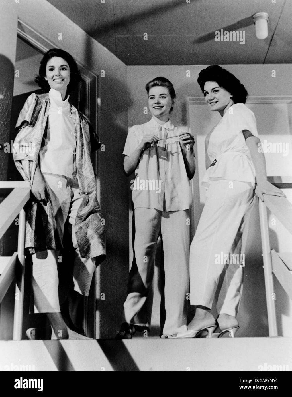 1. JANUAR 2011 - 1786-35.''WO DIE JUNGS SIND''. PAULA PRENTISS, DELORES HART UND CONNIE FRANCIS. BEREITGESTELLT VON (Credit Image: © Globe Photos/ZUMAPRESS.com) Stockfoto