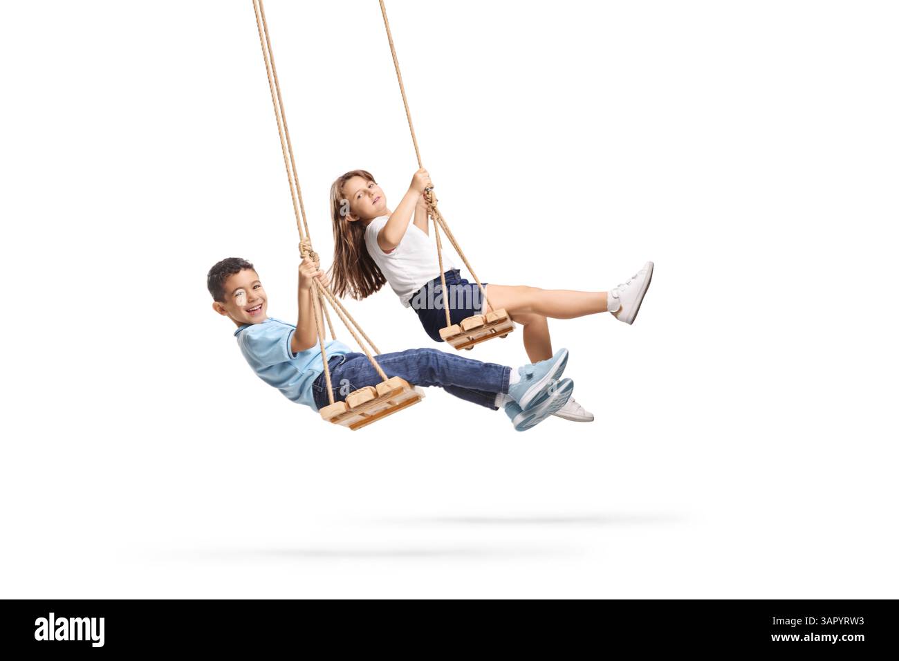 Glückliche Kinder spielen auf Schaukeln isoliert auf weißem Hintergrund Stockfoto