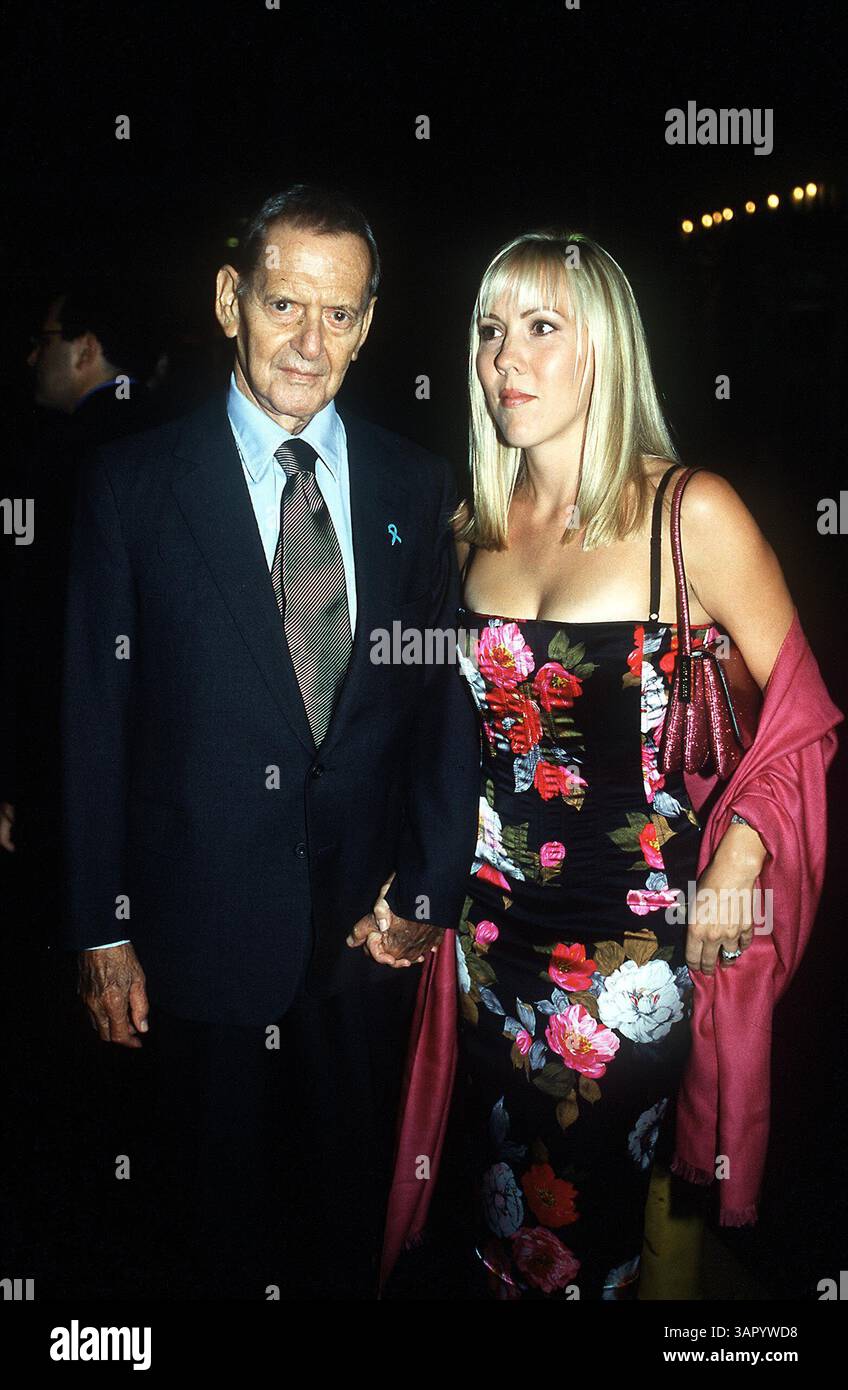 JANUAR 2011 – K22966MG „URINETOWN“ PREMIERE. HENRY MILLER THEATRE 24.09.01.TONY RANDALL UND EHEFRAU HEATHER. MARINA GARNIER/ 2001(Bild: © Globe Photos/ZUMAPRESS.com) Stockfoto