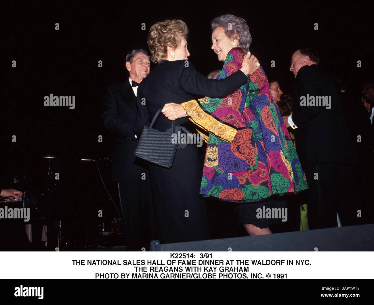 JANUAR 2011 - K22514: 3/91. DAS NATIONALE SALES HALL OF FAME DINNER IM WALDORF IN NYC. DIE REAGANS MIT KAY GRAHAM. MARINA GARNIER/ 1991(Bild: © Globe Photos/ZUMAPRESS.com) Stockfoto