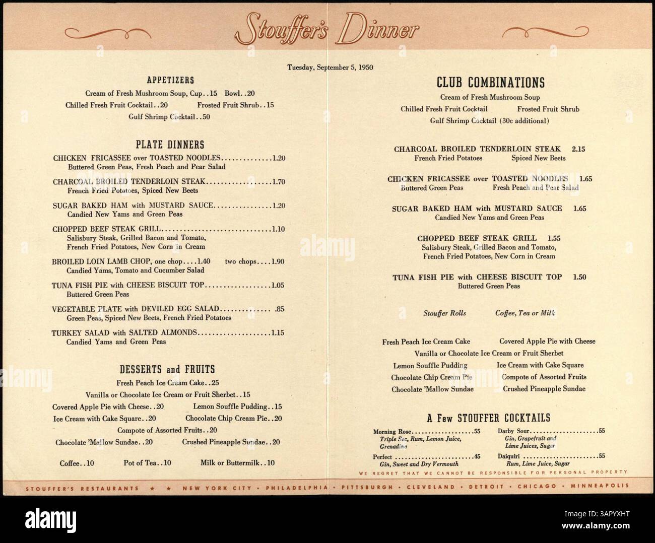 Ein Stouffer's Dinner-Menü aus der Mitte des 20. Jahrhunderts ist zweifach gestaltet und zeigt ein volkstümliches Cover, auf dem Kinder zu einem roten Schulhaus laufen. Hier werden verschiedene Vorspeisen, Hauptgerichte, Desserts und Cocktails angeboten. Stockfoto
