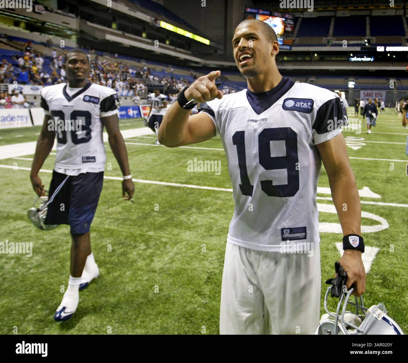 29. Juli 2011 – San Antonio, Texas, USA – die Dallas Cowboy-Stars Dez Bryant (88) und Miles Austin (19) begeben sich nach dem Training im Alamo Dome in San Antonio, Texas, Freitag, 29. Juli 2011 in die Screaming End Zone. (Bild: © Paul Moseley/Fort Worth Star-Telegram/MCT/ZUMAPRESS.com) Stockfoto