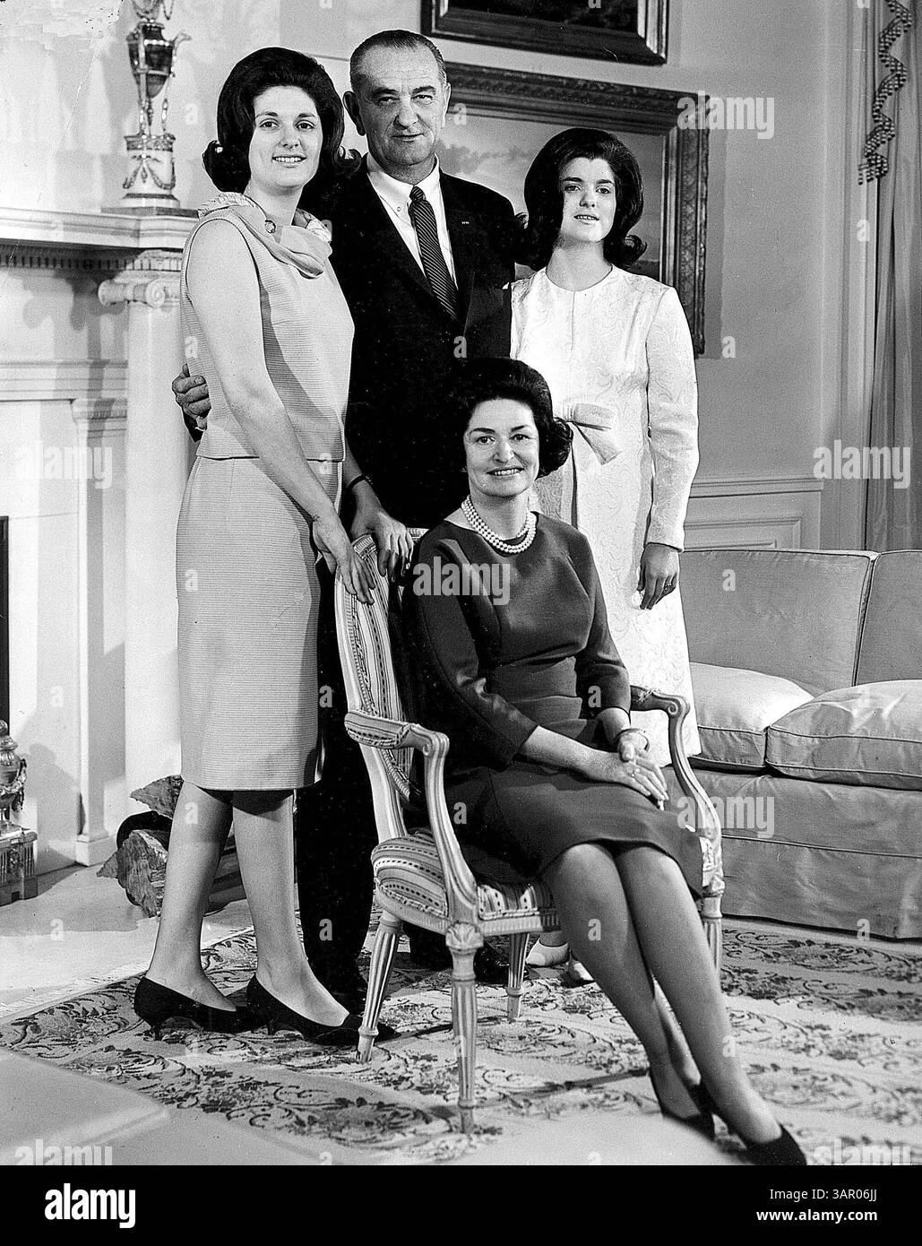 1. JANUAR 2011: LADY BIRD JOHNSON MIT LYNDON B. JOHNSON UND IHREN TÖCHTERN LYNDA BIRD JOHNSON & LUCI BAINES JOHNSON. â HARRIS & EWING-(Bild: © Globe Photos/ZUMAPRESS.com) Stockfoto