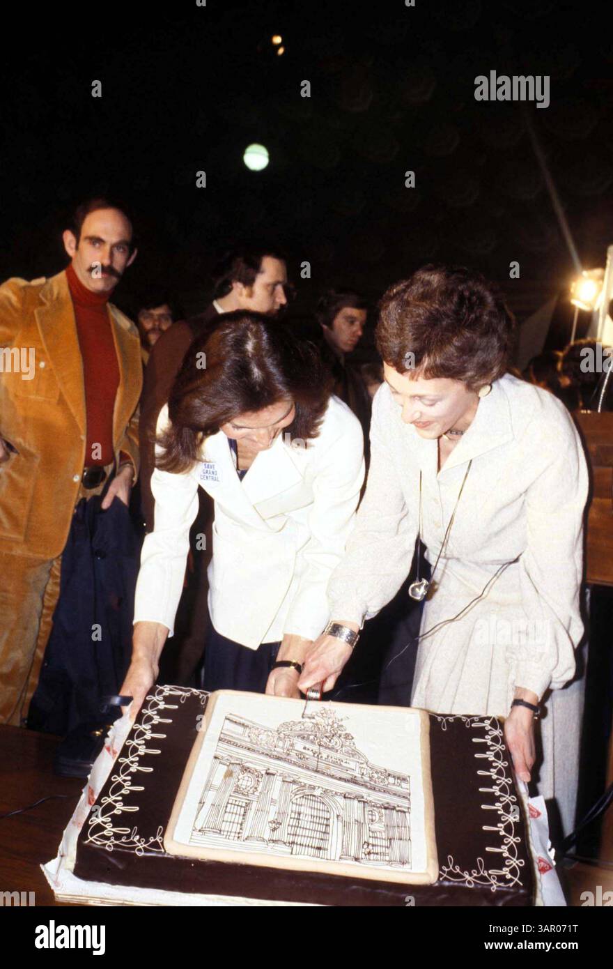 1. JANUAR 2011: JACQUELINE KENNEDY ONASSIS REIST NACH WASHINGTON D.C., UM DEN GRAND CENTRAL BAHNHOF IN NEW YORK ZU RETTEN. HY SIMON- FOTOS (Foto: © Globe Photos/ZUMAPRESS.com) Stockfoto