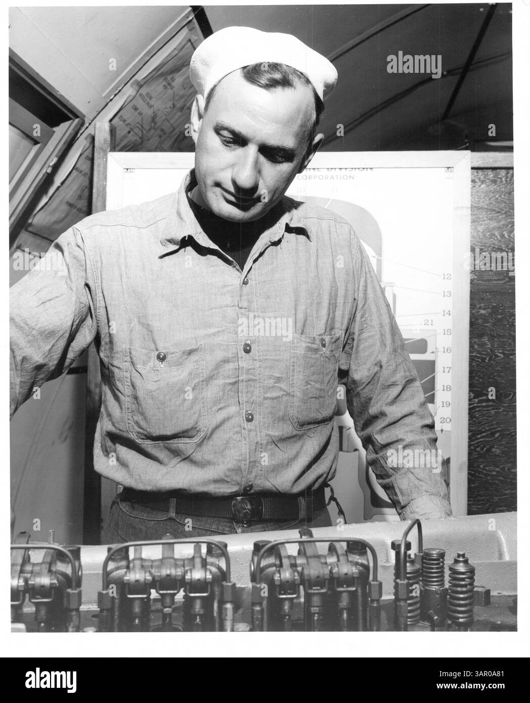 Herbert K. Hellmer ist in der Landing Craft School stationiert, die Teil der Amphibienübungsbasis ist. Seine Rolle und seine Ausbildung waren Teil der US-Militäranstrengungen während des Zweiten Weltkriegs Stockfoto