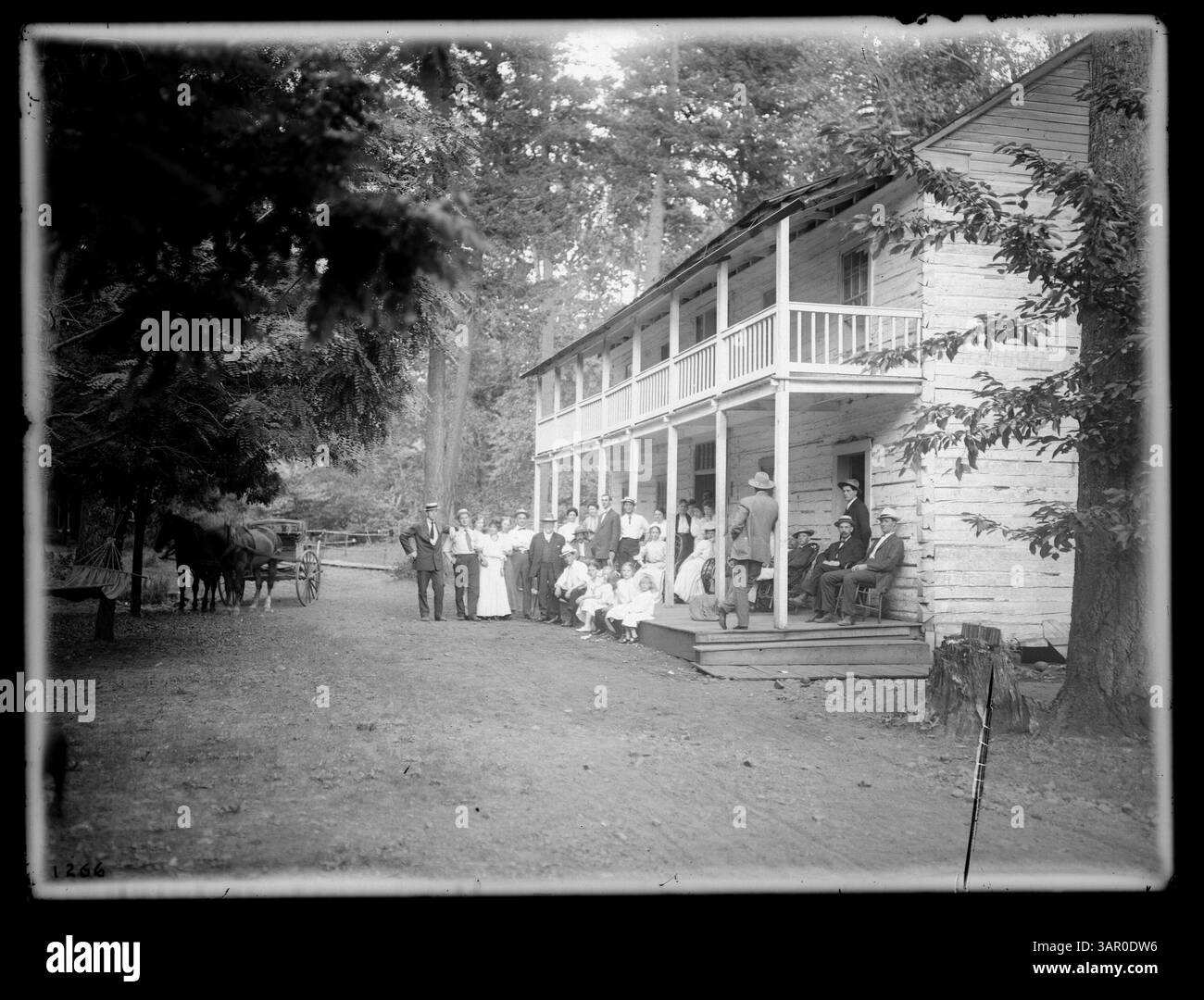 Foto von Lee Moorhouse von Pferdekutschen und Kutschen in Bingham Springs. Die Szene fängt einen Moment des Transports zu Beginn des 20. Jahrhunderts an einem beliebten Reiseziel in Oregon ein. Stockfoto