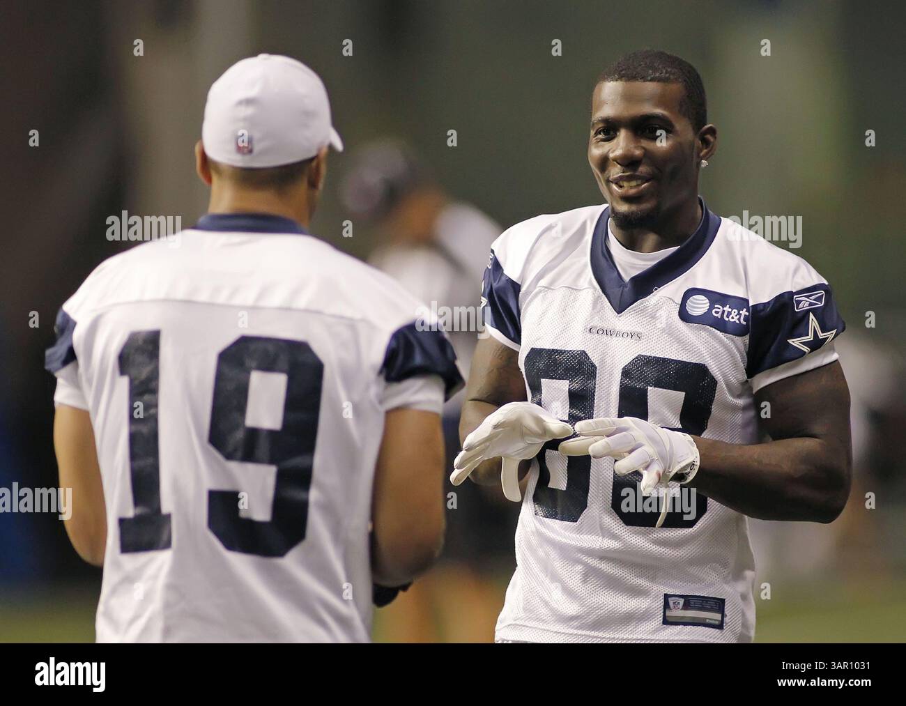 31. Juli 2011 – San Antonio, USA – Dallas Cowboys Wide Receiver Miles Austin (19) und Wide Receiver Dez Bryant (88) sprechen vor dem Training des Teams im Alamo Dome in San Antonio, Texas, Sonntag, 31. Juli 2011. (Bild: © Paul Moseley/Fort Worth Star-Telegram/MCT/ZUMAPRESS.com) Stockfoto