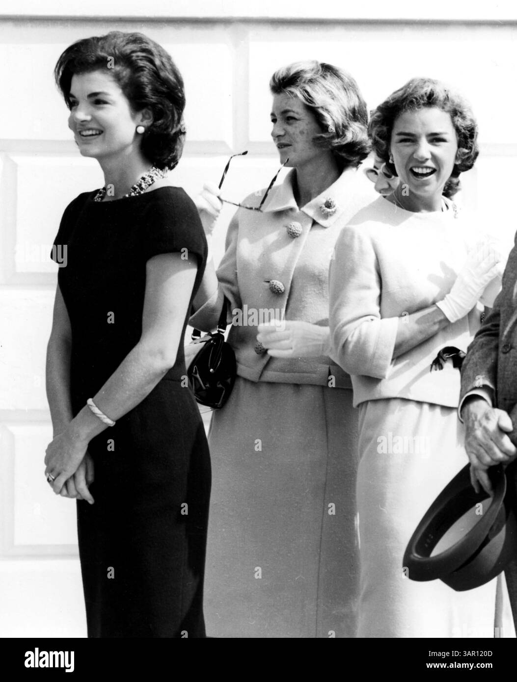 10. Oktober 2024: Ethel Kennedy, eine Menschenrechtsanwältin, Witwe des verstorbenen demokratischen Ikons Robert F. Kennedy, Schwägerin von Präsident John F. Kennedy und Matriarch der berühmtesten politischen Familie Amerikas, starb am Donnerstagmorgen nach Komplikationen durch einen Schlaganfall. Sie war 96. Kurz nach der Ermordung ihres Mannes 1968 gründete Kennedy das Robert F. Kennedy Center for Justice and Human Rights. 2014 wurde sie von Präsident Barack Obama mit der Presidential Medal of Freedom ausgezeichnet. DATEIBILD AUFGENOMMEN AM: 1961, Washington, District of Columbia, USA: JACQUELINE KENNEDY (L) mit ETHEL KENNEDY ( Stockfoto