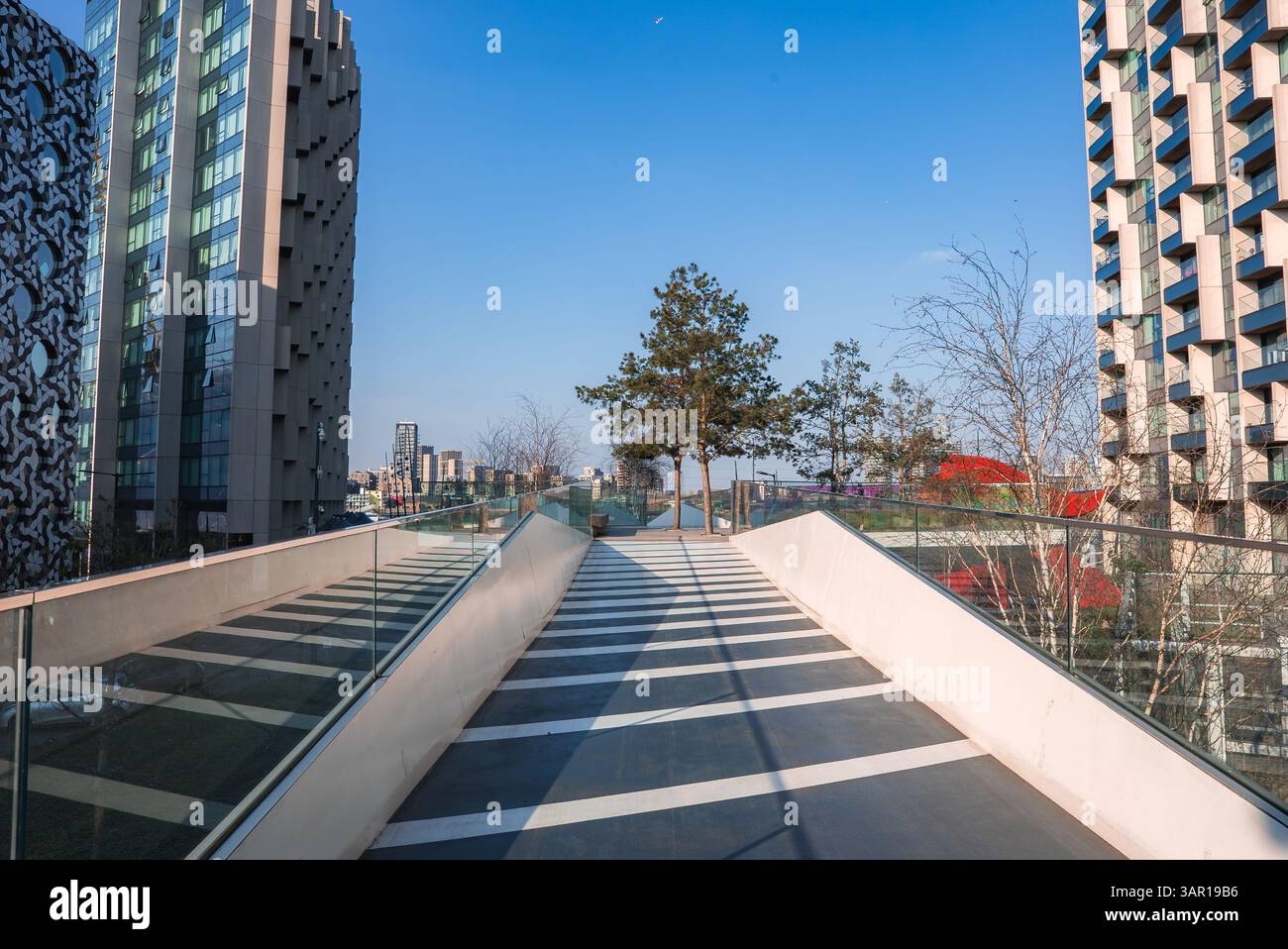 Moderner Fußgängerweg mit Hochhäusern in London Stockfoto
