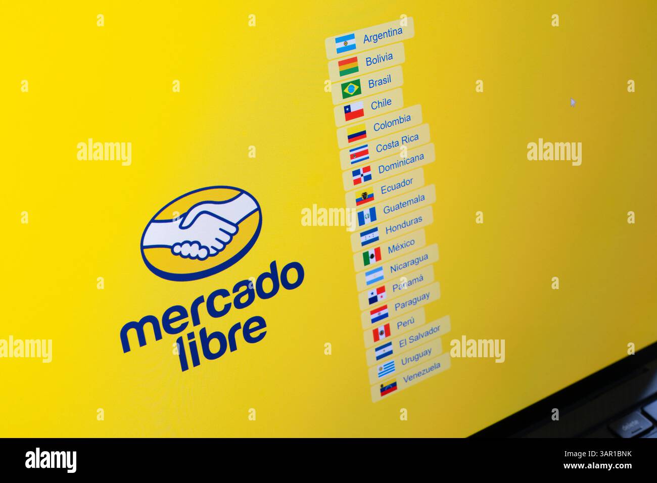 Computerbildschirm mit der Startseite von Mercado Libre auf seiner Website, mit einer Liste der Länder Lateinamerikas, in denen er tätig ist, und dem Logo UK Stockfoto