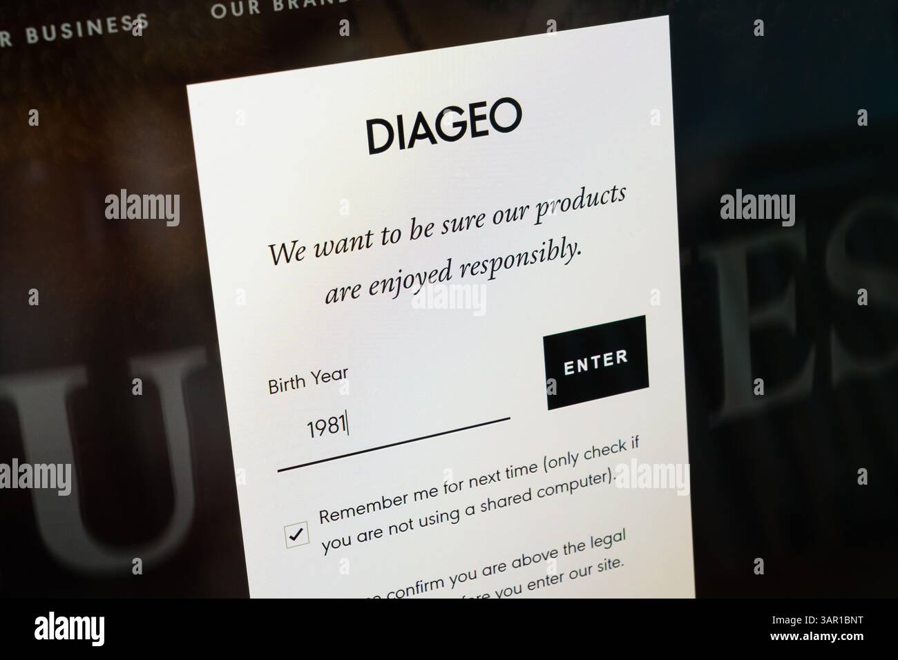 Landing-Banner für die Diageo-Website, in dem das Geburtsjahr des Nutzers aufgrund von Inhalten mit Altersbeschränkung angefordert wird, Großbritannien. Diageo ist ein multinationales Spirituosenunternehmen Stockfoto
