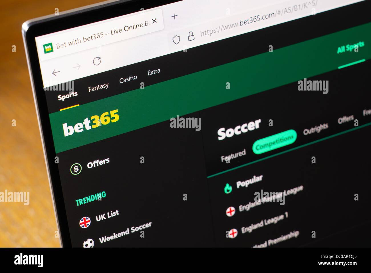Bet365 Glücksspiel-Website und Logo auf einem Laptop-Bildschirm, Großbritannien. Konzept: Wetten, Problem-Glücksspiel, glücksspielkommission, Glücksspielsucht, Fußball-Glücksspiel Stockfoto