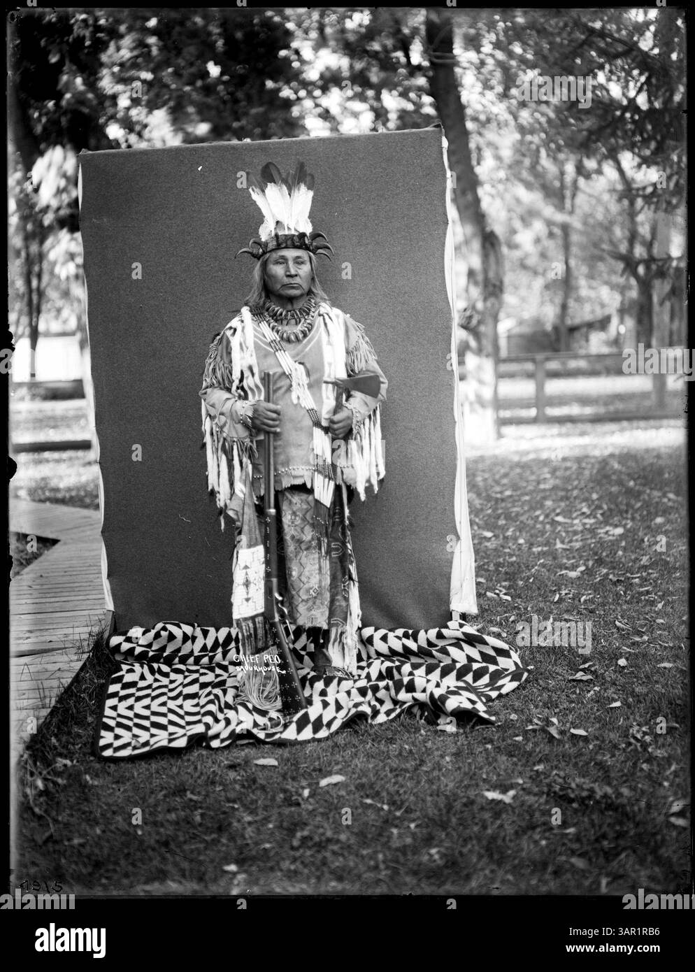 Foto von Chief PEO, einem Stammesmann der Umatilla, in verschiedenen Regalias, aufgenommen von Lee Moorhouse. Das Bild zeigt die traditionelle Kleidung des Stammesführers. Stockfoto