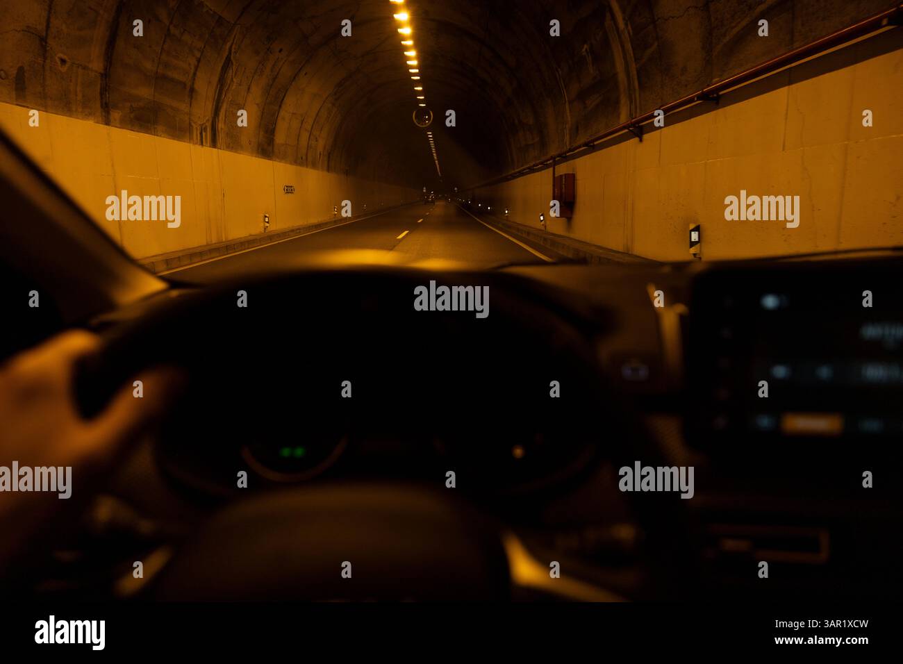 Blick aus dem Inneren eines Autos, das durch einen Tunnel fährt. Selektiver Fokus. Stockfoto
