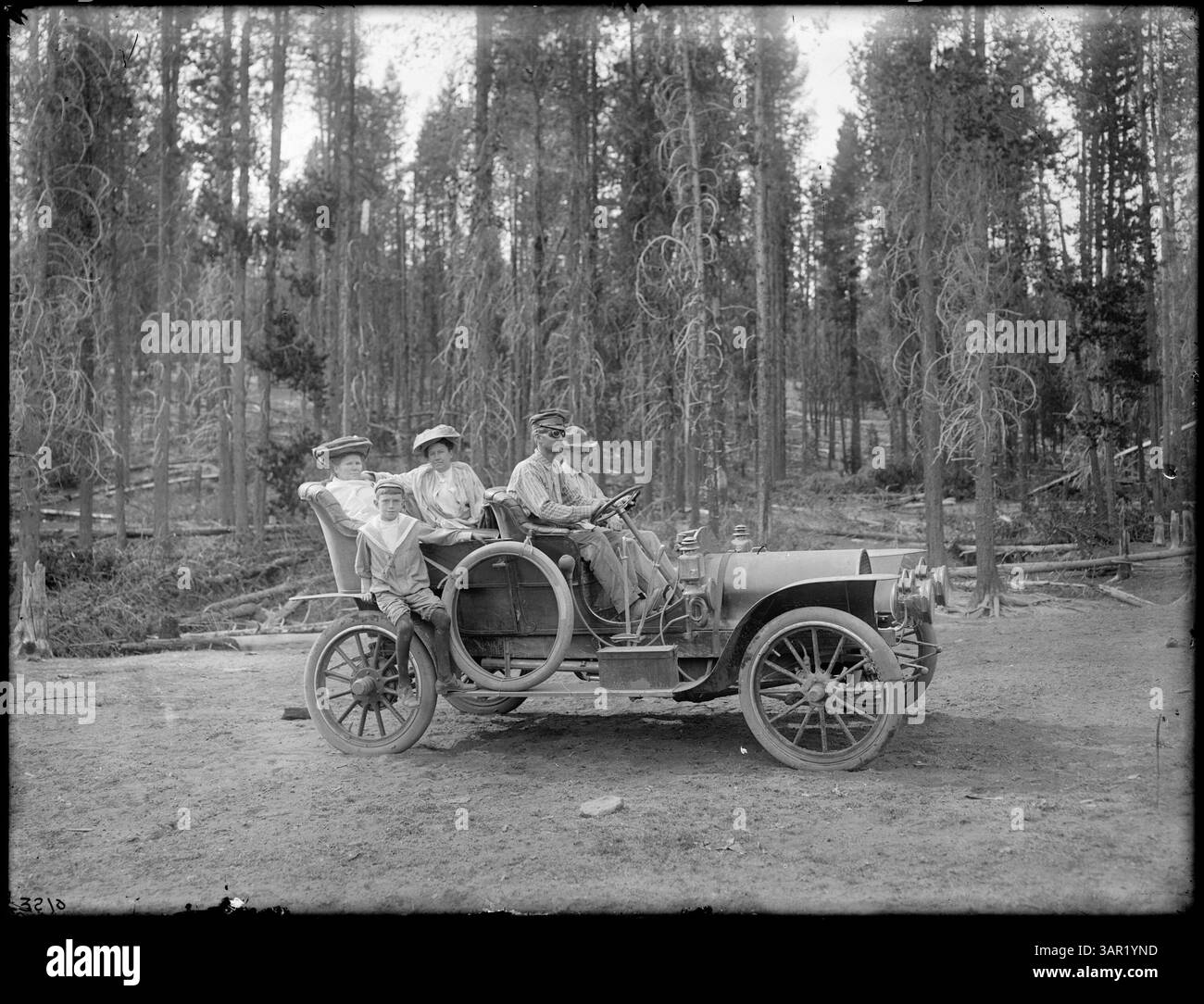 Auf diesem historischen Foto ist eine Buick-Limousine zu sehen. Das Bild spiegelt die frühe Automobilgeschichte wider und repräsentiert die Fortschritte im Transportbereich im frühen 20. Jahrhundert. Stockfoto