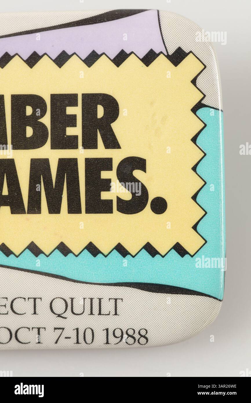 Diese 1988 Pin war Teil des NAMES Project, das das Bewusstsein für AIDS schärft. Es gehörte Pat und Mayer Levy, Aktivisten für AIDS und LGBT Advocacy in St. Louis, Missouri, und ist von der Missouri Historical Society erhalten. Stockfoto