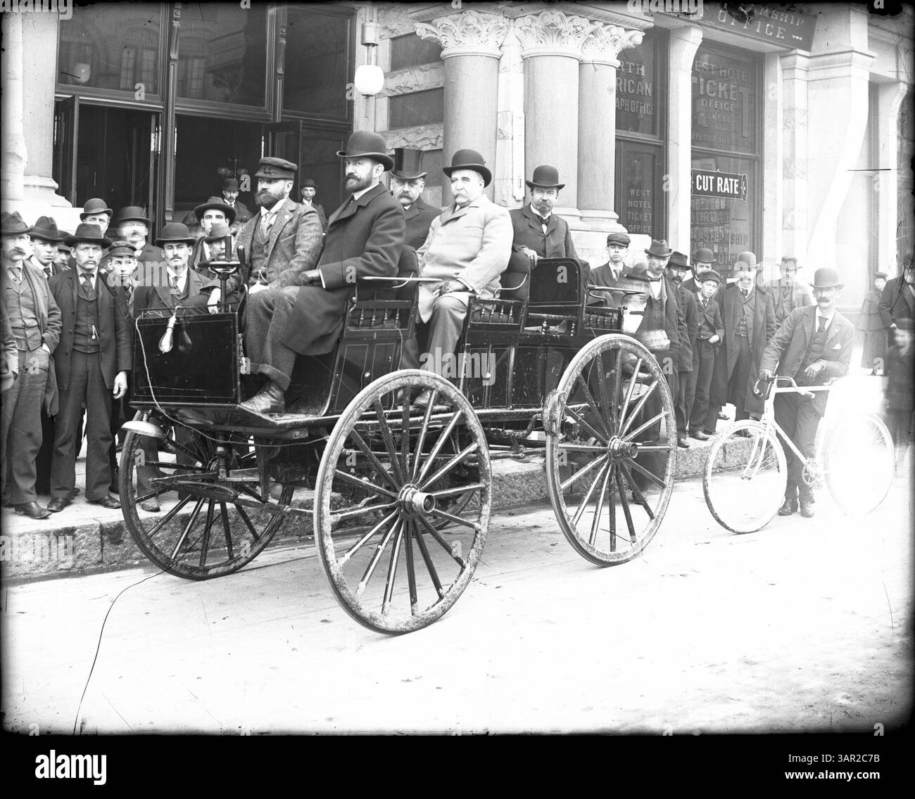 Eines der ersten Elektroautos in Minneapolis, das Sturgis gehört, wurde 1896 auf der Bicycle Show ausgestellt. Dieses Fahrzeug wurde von Morrison erfunden und an Sturgis verkauft. Stockfoto
