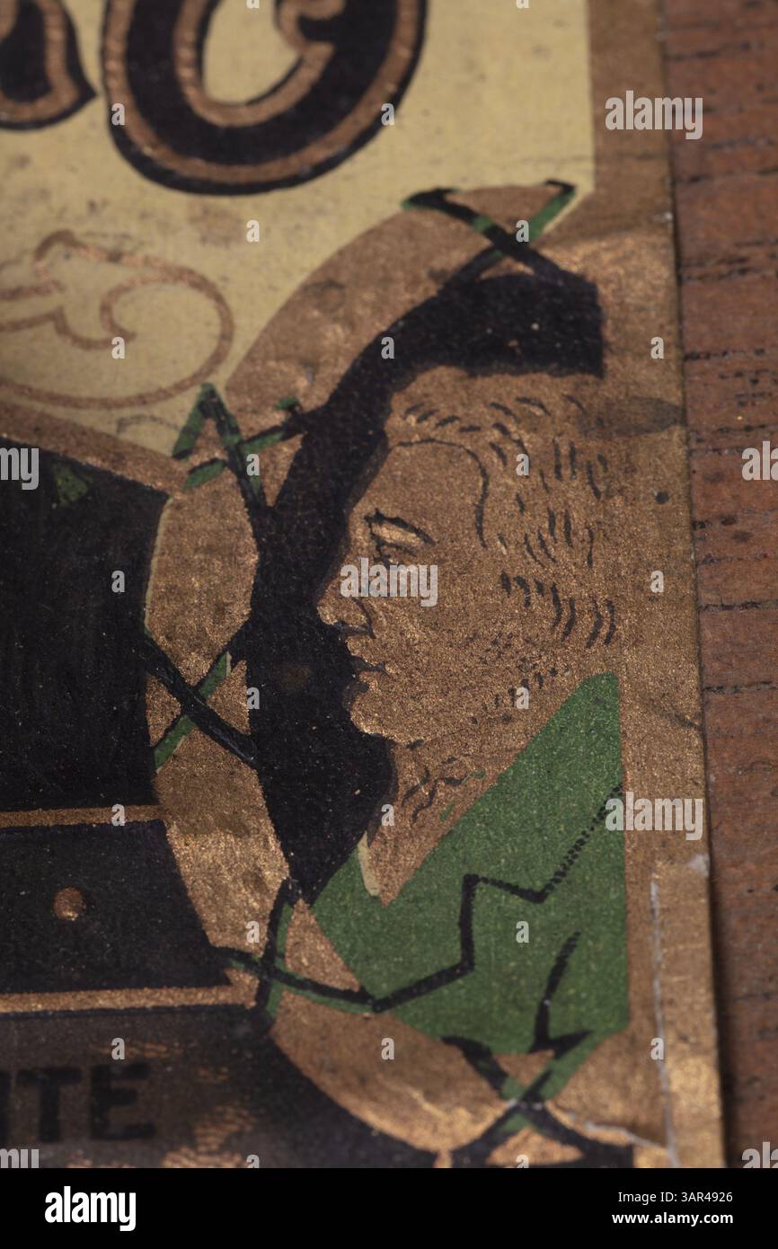 Ein hausgemachtes Kristallradio, hergestellt in Spokane, Washington von dem 12-jährigen Thomas Callahan in den Jahren 1926 bis 1927. Das Set verwendet eine Zigarrenbox, Kopfhörer, eine mit Draht gewickelte Olivenöldose und einen kleinen Kristall und wurde verwendet, um Nachrichten über Lindberghs Flug 1927 zu hören. Das Set wird von der Missouri Historical Society aufbewahrt. Stockfoto