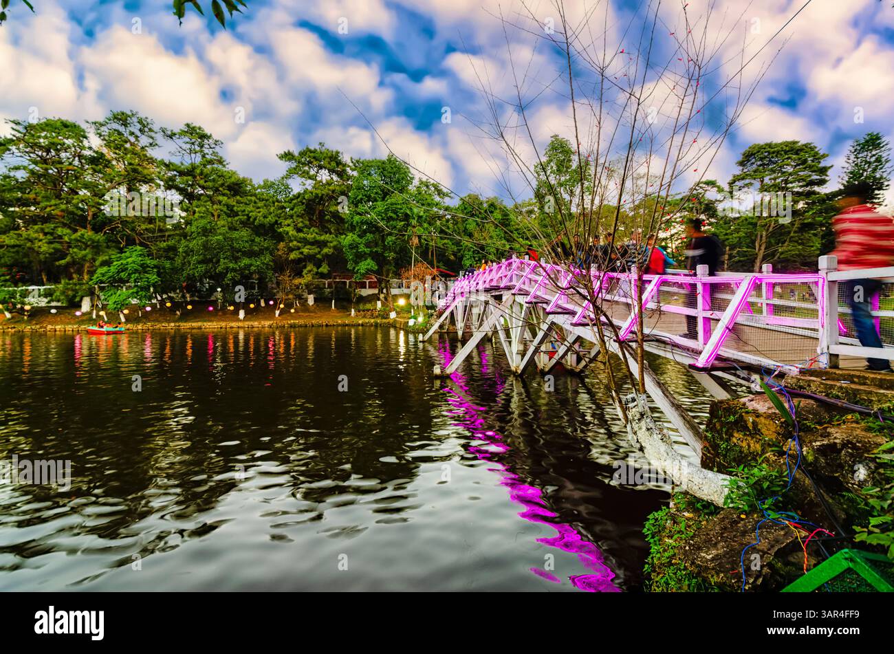 Die Holzbrücke am Ward's Lake in Shillong, Meghalaya, Indien. Der künstliche See wurde 1894 erbaut und ist auch als Pollock Lake oder Nan Polok bekannt. Stockfoto