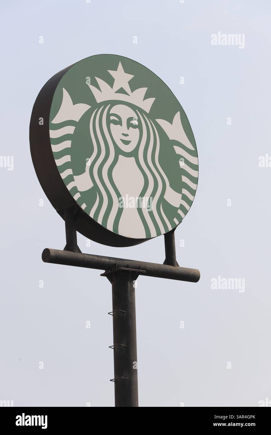 Starbucks Coffee Logo oder Schild auf der Straße Stockfoto
