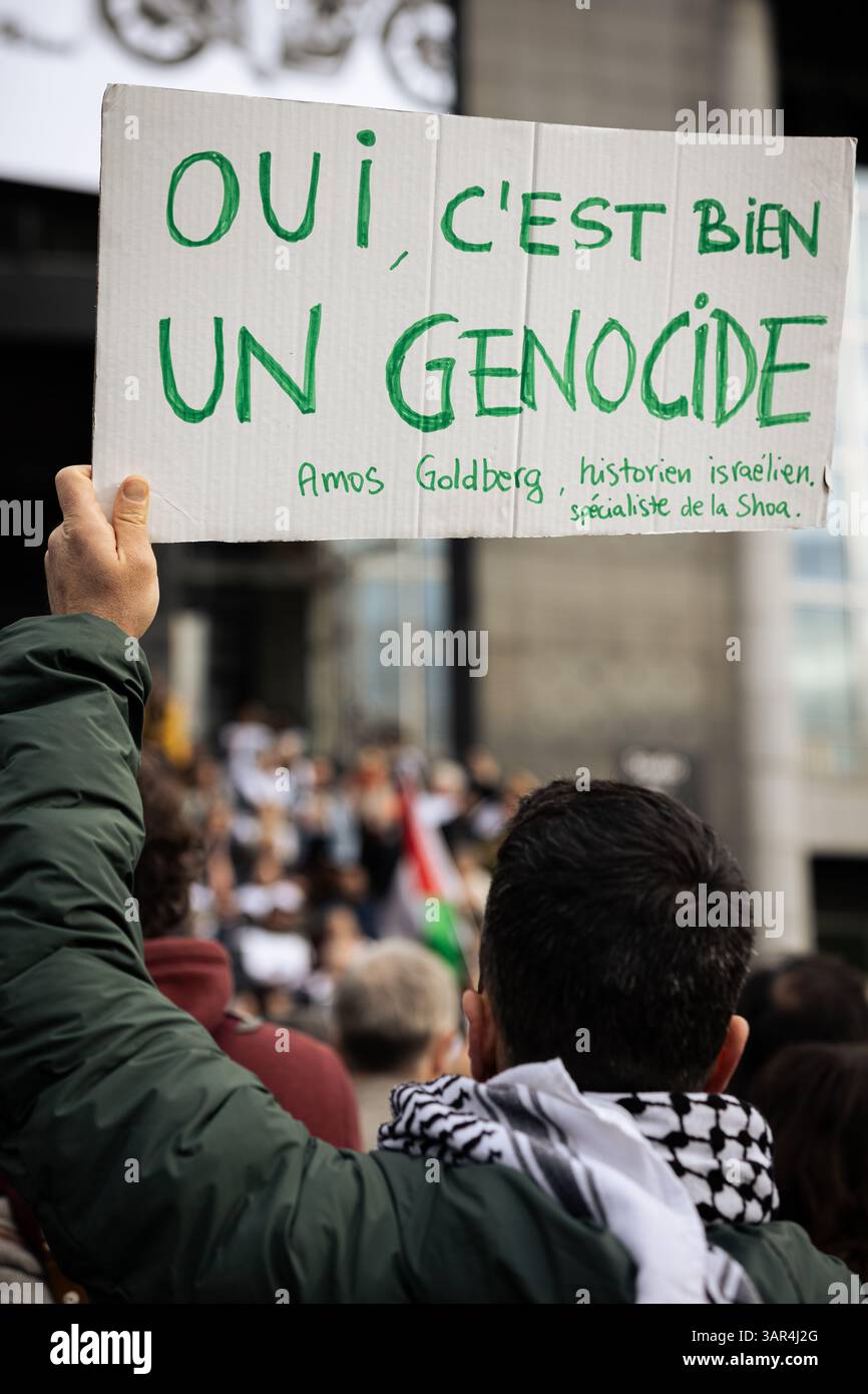 Paris, Frankreich. April 2025. Ein Demonstrant hält während der Demonstration der Journalisten ein Plakat mit der Aufschrift „Ja, es ist ein Völkermord“. Hunderte von Menschen demonstrierten vor dem Place de Bastille in Paris in einem Appell der Journalisten-Gewerkschaften, den rund 200 Journalisten, die seit Oktober 2023 von israelischen Truppen in Gaza getötet wurden, Anerkennung zu zollen. Quelle: SOPA Images Limited/Alamy Live News Stockfoto